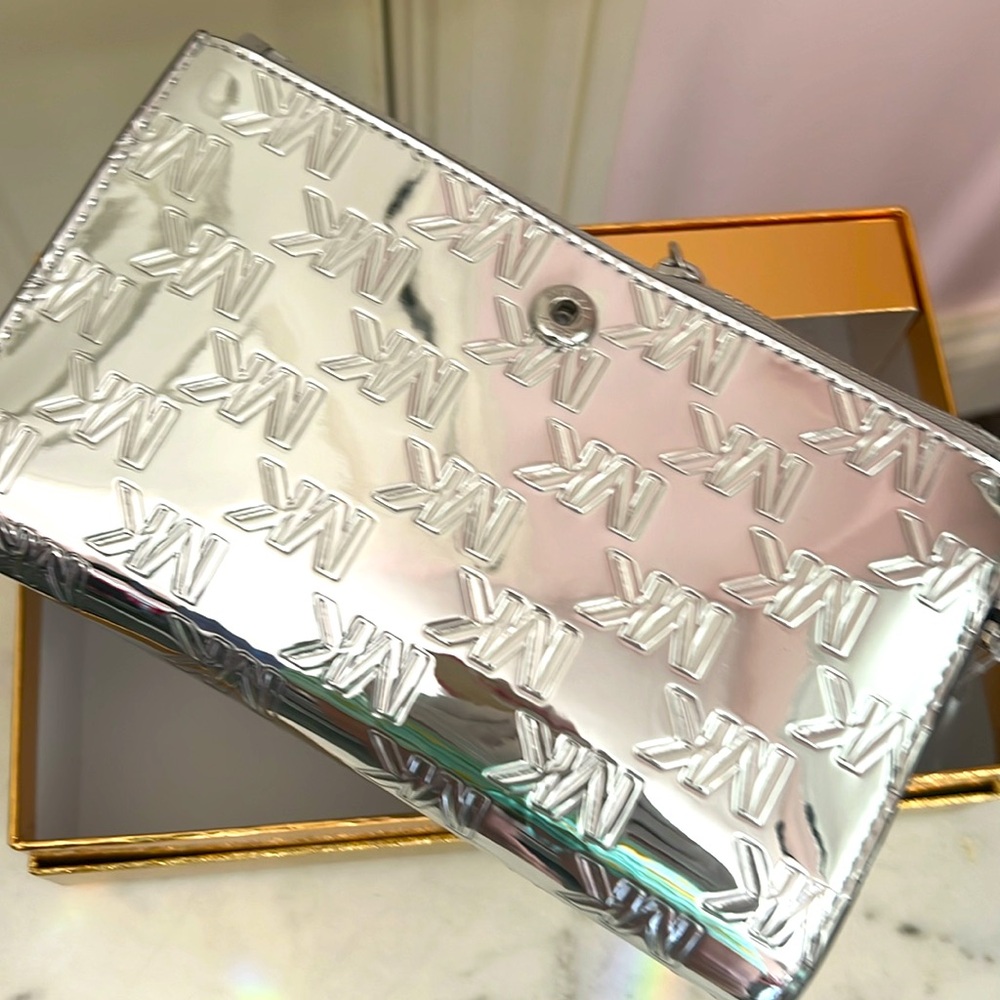 New MICHAEL Michael Kors
Jet Set Double Zip Wristlet In Gift Box - Picture 9 of 11